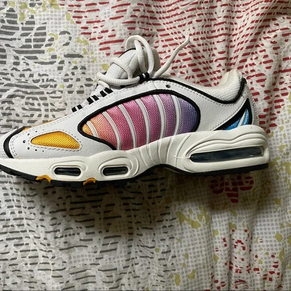 Women’s Nike AirMax - Picture 2 of 4